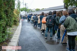 人気の陶器作家のテントには、早朝4時半の時点ですでに60人ほどの大行列が! 撮影/山田智絵