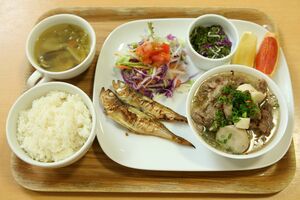 取材した日の夕食も彩りが鮮やかで美味しそう! 60人分の食事を手際よく仕上げていた。メニューは牛すじの煮込み、焼き魚、野菜サラダ、めかぶとしらすのあえ物、野菜スープ、果物、ご飯はおかわり自由