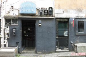東京・下北沢　老舗のロックバー「トラブルピーチ」（筆者撮影）
