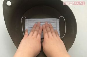 (1)おけに水を用意し、衣料用洗剤を規定量どおり入れ溶かしたら、洗剤液の中にマスクを10分浸す。その後、軽く押し洗い。繊維を傷めるので、もみ洗いはしない。