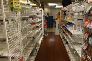 ホテル内のコンビニおにぎりやホットスナック、冷凍食品やカップ麺などの棚はすでに品切れ状態だったが、文房具やアルコール飲料など、非常時にさほど必要なさそうなものは残っていた