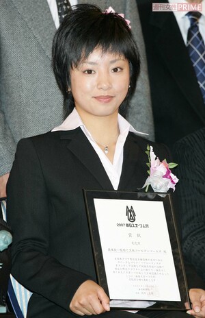 2007年12月、茨城ゴールデンゴールズを代表して表彰を受ける片岡安祐美（当時21歳）
