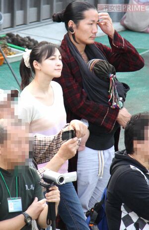 広末涼子と次男を抱いた夫のキャンドル・ジュン氏（2011年）