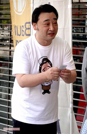 2025年4月、群馬県高崎市内でバームクーヘンを販売する元ジャングルポケット斉藤慎二氏(編集部撮影)