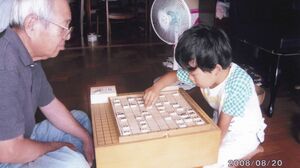昨年、惜しくも亡くなってしまった祖父との対局。6歳当時からすでに風格が
