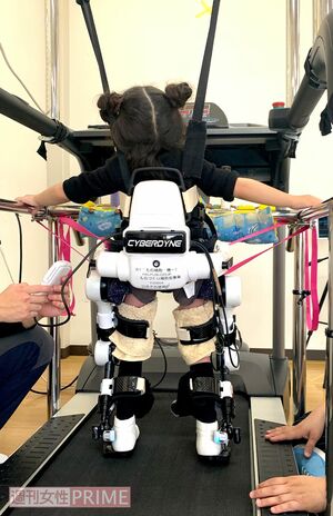 岡山県の施設で、装着型の器械を使って脚を動かす練習。過酷なリハビリにも弱音は吐かない