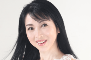 西村知美。1970年、山口県生まれ。1986年に芸能界デビューし、今年でデビュー40周年を迎える。明るく親しみやすいキャラクターで、テレビやバラエティー番組など多方面で活躍中。芸能界屈指の資格マニアとしても知られる。