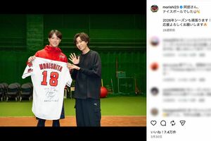 始球式を務めたSnowMan阿部亮平と記念撮影をする森下暢仁(森下の公式インスタグラムより)