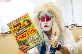 控室で出番を待つ氏神一番。何とも言えない表情 撮影/矢島泰輔