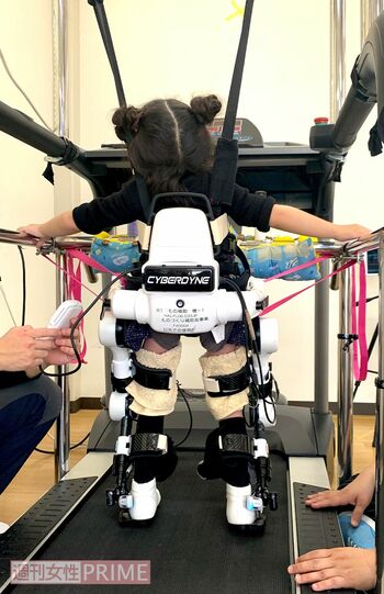 岡山県の施設で、装着型の器械を使って脚を動かす練習。過酷なリハビリにも弱音は吐かない