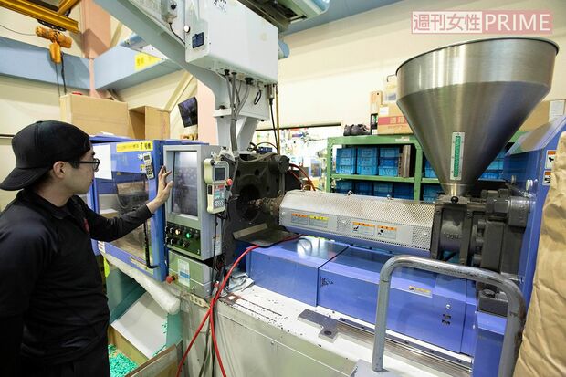 (4)溶かした材料を、高圧で押し出してノズルから金型に射出