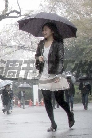  雨の中、レースのカットワークスカートでふんわりした雰囲気