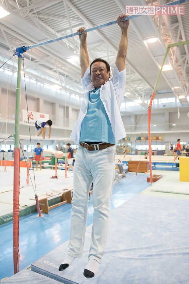 取材のその場でひょいっと鉄棒にぶら下がってくれた森末。この気さくさが多くの人を引きつける魅力か　撮影／渡邉智弘