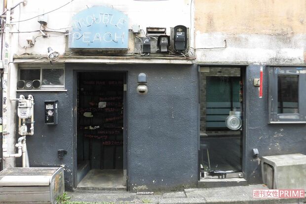 東京・下北沢　老舗のロックバー「トラブルピーチ」（筆者撮影）