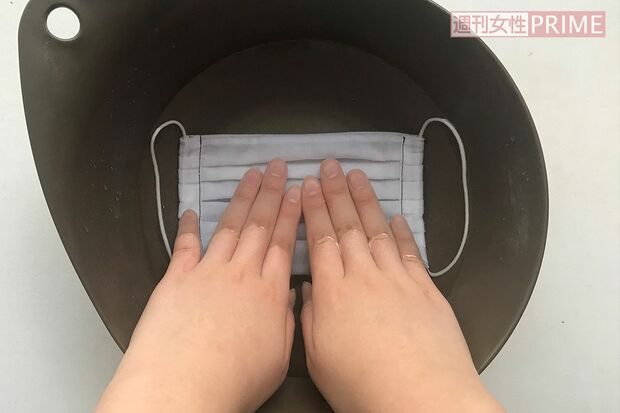(1)おけに水を用意し、衣料用洗剤を規定量どおり入れ溶かしたら、洗剤液の中にマスクを10分浸す。その後、軽く押し洗い。繊維を傷めるので、もみ洗いはしない。