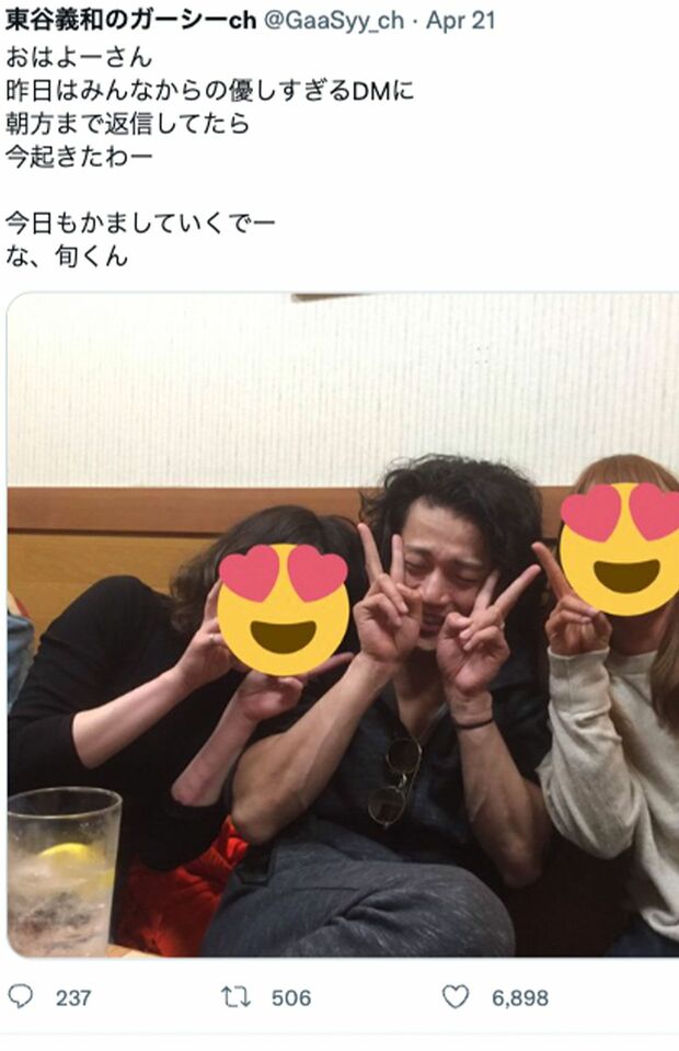 両脇に女性に囲まれてダブルピースをする小栗旬（東谷義和氏のTwitterより）