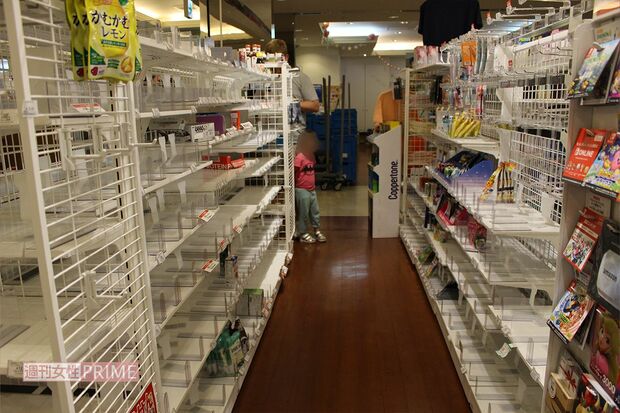 ホテル内のコンビニおにぎりやホットスナック、冷凍食品やカップ麺などの棚はすでに品切れ状態だったが、文房具やアルコール飲料など、非常時にさほど必要なさそうなものは残っていた