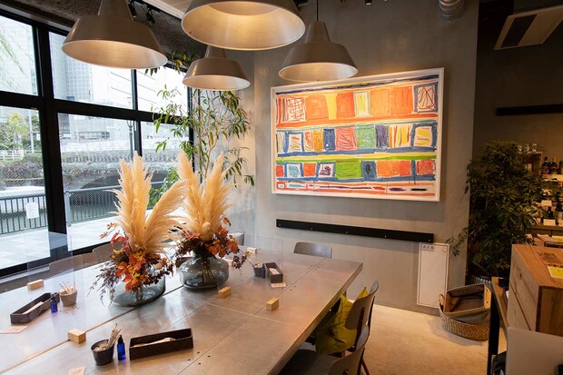 アメリカ人アーティスト、スタンレイ・ホイットニーの作品もインテリアに溶け込む