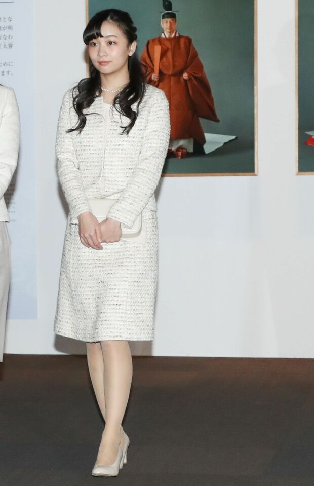 '19年4月、（現上皇さまの）『御即位30年記念特別展』にご両親と小室子さん（当時は子さま）とともに訪れた佳子さま。ラメの入ったオフホワイトのスーツに、パンプスや小物もオフホワイトで合わせた、上品なワントーンコーデ　撮影／JMPA