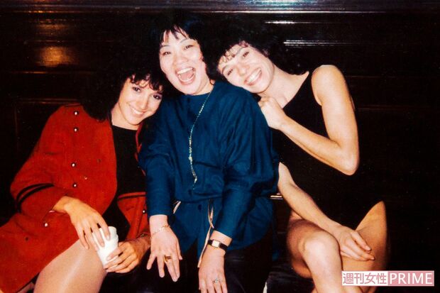 出世作『フラッシュダンス』の主演ジェニファー・ビールス（左）たちと