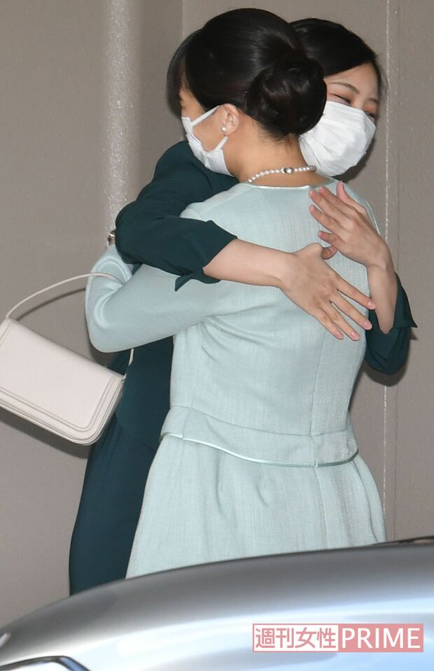 '21年10月26日、結婚に伴ってお住まいを離れる際、妹の佳子さまとの抱擁でお互い涙ぐまれて