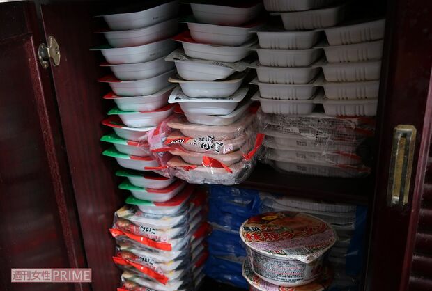 パックご飯のストックがたくさん。被災地支援のときスピーディ―に駆けつけられる。とんこつラーメンのカップ麺も