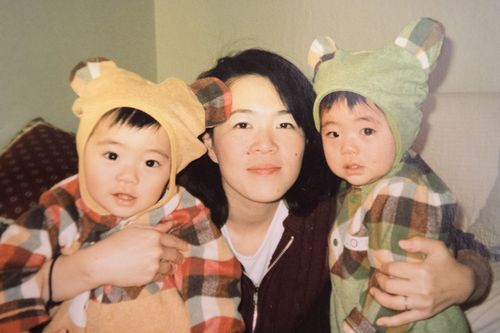 一卵性双生児の息子たちと。左が次男・勇哉さん、右が長男・郁哉さん