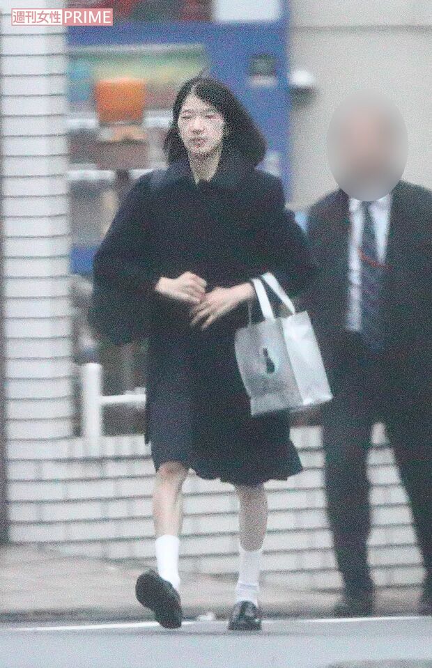 皇太子さまのお誕生日当日、普段と変わらず登校されたが、脚はすっかり細くなって……('17年2月)