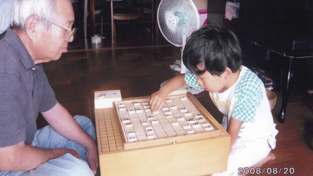 昨年、惜しくも亡くなってしまった祖父との対局。6歳当時からすでに風格が