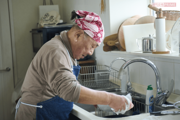1日数十品の料理撮影をこなす現場では洗い物が次々と運ばれてくる