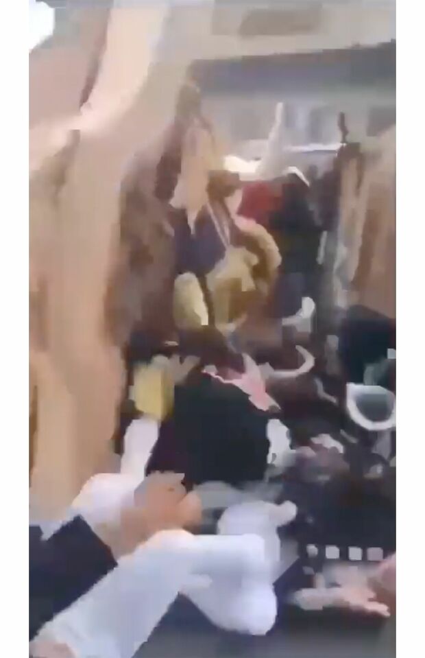 だんじりに押しつぶされる参加者　7/9（SNSより）