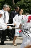 ’06年7月に伊勢神宮の式年遷宮で伝統行事「お木曳」に参加されたおふたり