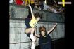 2003年9月15日、阪神の優勝を祝って道頓堀川に飛び込む若い女性たち