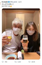 マーク・パンサーとKEIKOがビールを（KEIKOのTwitterより）