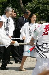 ’06年7月に伊勢神宮の式年遷宮で伝統行事「お木曳」に参加されたおふたり