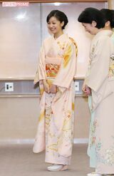 佳子さま。振袖の淡い色味と派手すぎない柄が、佳子さまの華やかさを引き立てているよう（'16年10月13日・ベルギー国王夫妻主催答礼コンサート）