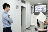 警察学校を舞台にしたドラマ『陽はまた昇る』の収録でモニターチェック中。収録の合間には筋トレをするなど余念がなかった（'11年撮影）撮影／週刊女性写真班