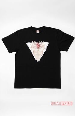 華原直筆の水彩画がデザインされたTシャツ。オフィシャルHPから購入可能