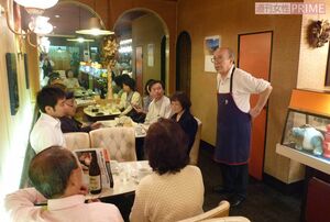 オンたまツアーのひとコマ。喫茶店「ボンネット」のマスター（右）は、あの三島由紀夫と交流があったとか