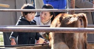 「こどもの国」では、雅子さまが悠仁さまに寄り添われる場面も（'09年12月）