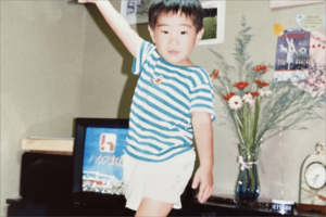 当時3歳の坂口。テーブルに乗って歌い踊る「涼ちゃんオンステージ」の様子