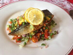 一美キンロスさん手作りの「食べて美しくなる」メニュー。サバのソテーに、粗みじん切りにした色とりどりの野菜を添えて。