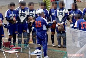 選手を集めて総監督＝写真中央＝がげきを飛ばす（東京富士大学HPより、一部加工）