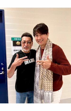 『SOULPOWER2022FINAL』には、事務所の後輩・谷原章介（右）も訪れた（桑野のブログより）