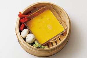 厚焼き卵サンドと蒸し野菜