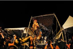 遠くからでもわかる背中のタトゥー(HYDEインスタグラムより)