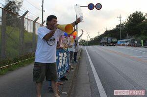 手作りのキャンドルを手に基地反対を訴える渡具知さんファミリー