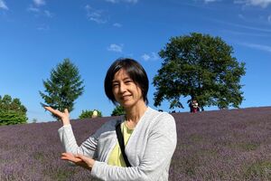 幌見峠のラベンダー畑と千堂あきほ。北海道らしい美しい雄大な風景が身近に感じられる