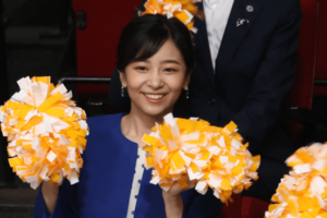 16日、『ドレミファダンスコンサート』でポンポンを振られる佳子さま