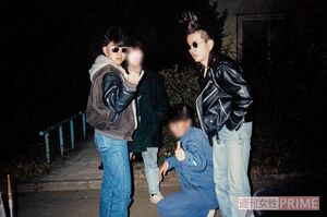 パンクバンドを組んでいた当時のモヒカンヘア（右）